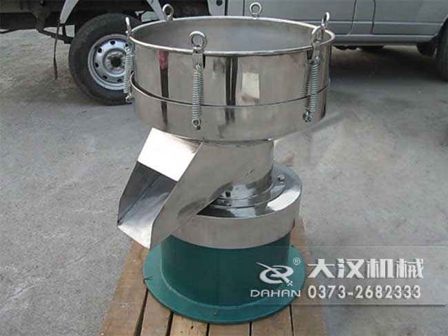 涂料振動篩由：框體，振動斗，出料口，振動電機底座等部件組成