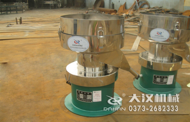 涂料振動篩底部為碳鋼材質，上半部分與無聊接觸的為不銹鋼材質，這種產品能夠在成本上有所節約。