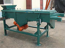 碳鋼加裝料斗的雙層直線振動篩。